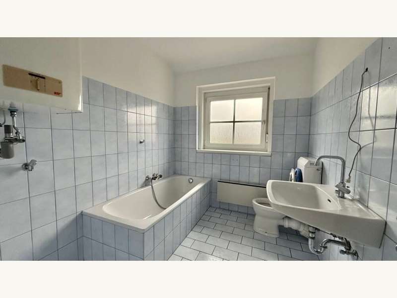 Dachgeschosswohnung : Badezimmer mit Wanne Badezimmer mit Wanne