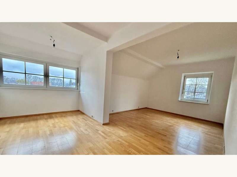 Dachgeschosswohnung : Wohn/ Schlafraum Wohn/ Schlafraum