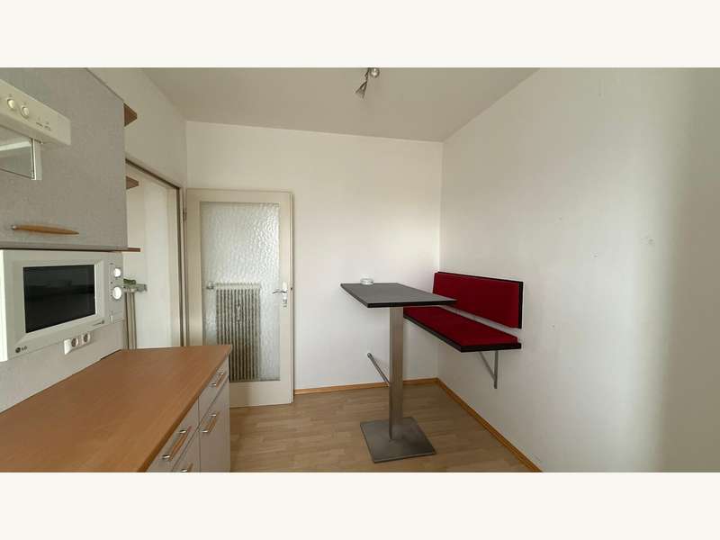 Mietwohnung Klagenfurt: Küchentisch mit Bank Küchentisch mit Bank