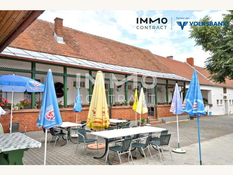 Gastgarten und Blick auf die Vernada der Gästzimmer