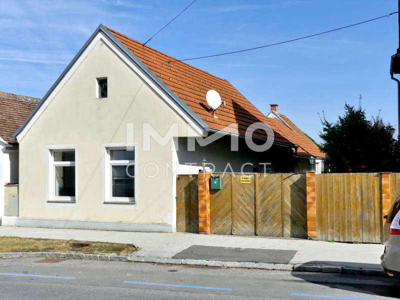 Blick auf das Haus mit Zufahrtstor