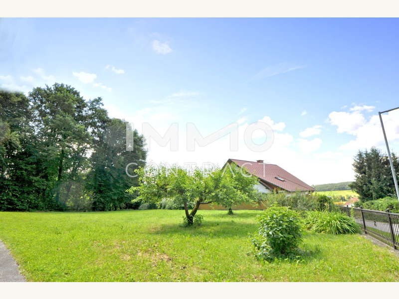 Eingezäunte Wiese vor dem Haus