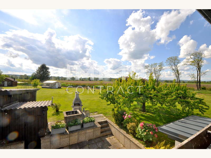 Blick von der Terrasse in den Garten