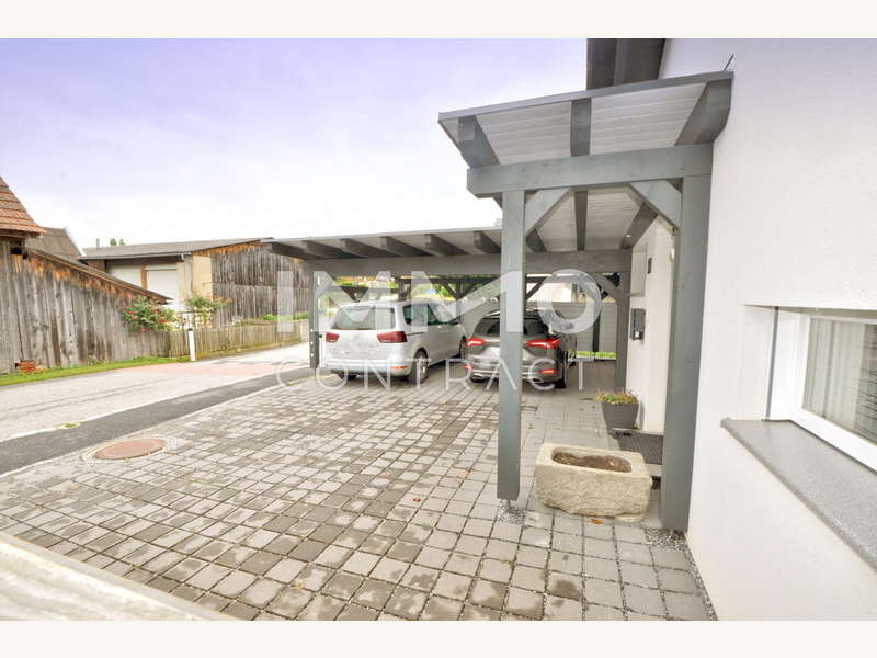 Carport und Zufahrt