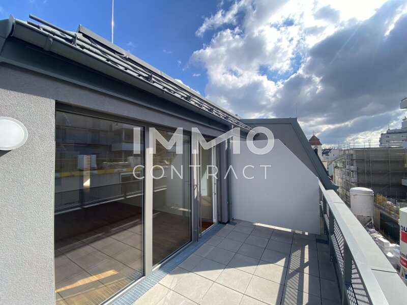 Dachgeschosswohnung Wien: Dachterrasse mit Kirchturmblick Dachterrasse mit Kirchturmblick