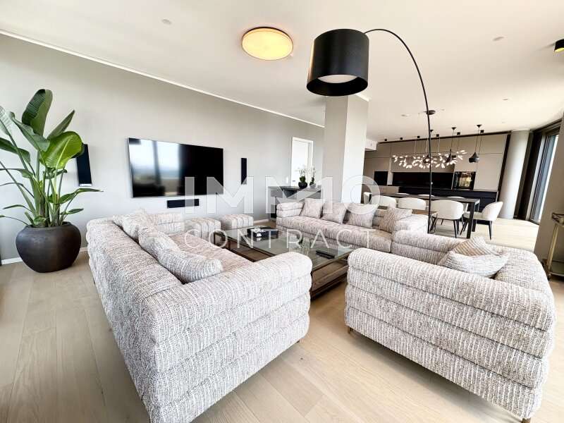 Gemütlicher, lichtdurchfluteter Wohnbereich mit Soundsystem