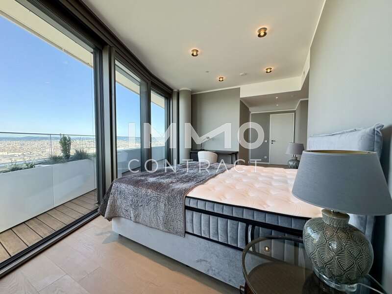 Master-Bedroom mit kleinem Schreibtisch