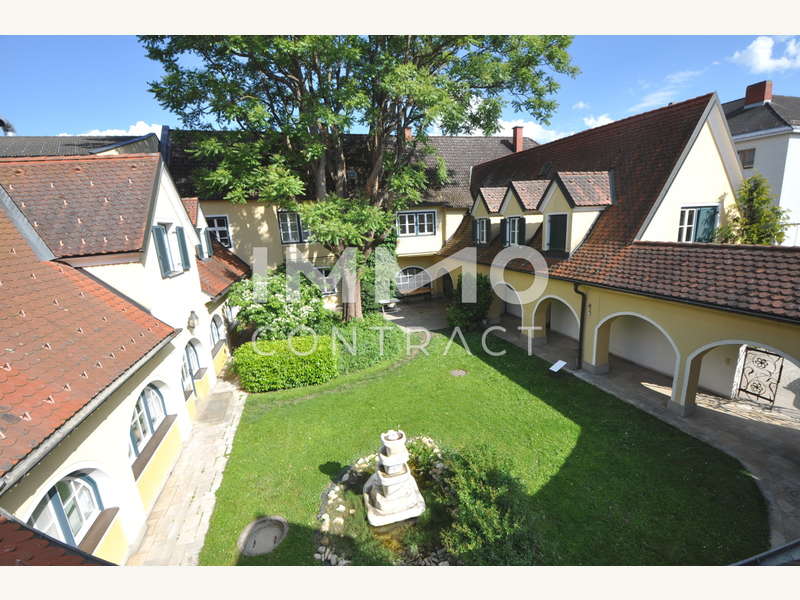 Blick in den Innenhof vom Balkon im OG