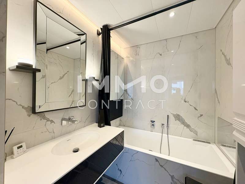 Mietwohnung Wien: Badezimmer mit Badewanne und TV Badezimmer mit Badewanne und TV