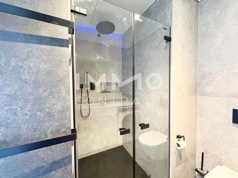 Dusche und Handtuchtrockner im Badezimmer