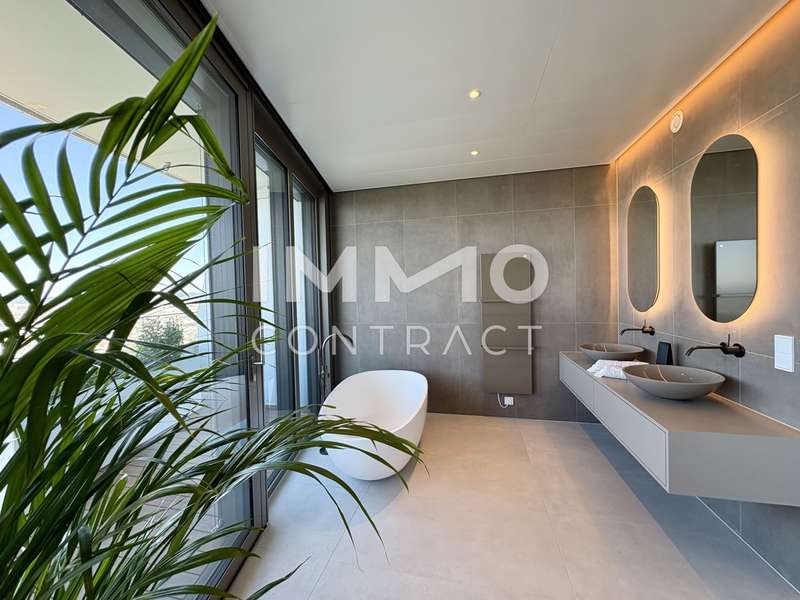 Mietwohnung Wien: Badezimmer mit Badewanne und Dusche Badezimmer mit Badewanne und Dusche