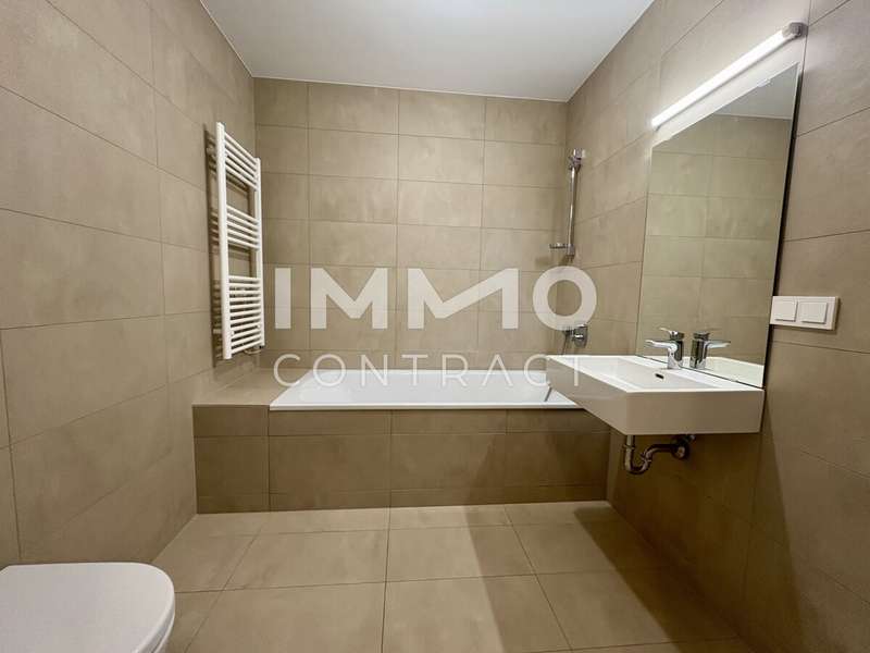 Badezimmer mit Badewanne und WC