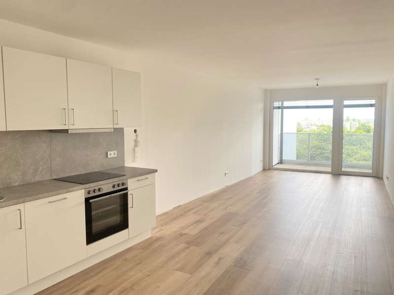 Wohnesszimmer mit Balkon