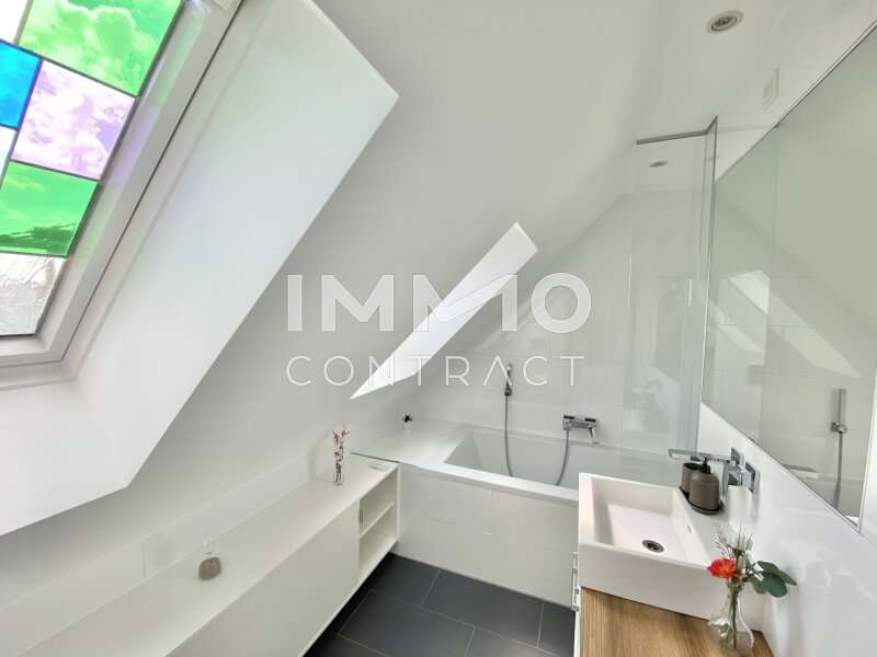 2. Bad mit Badewanne und Tageslicht