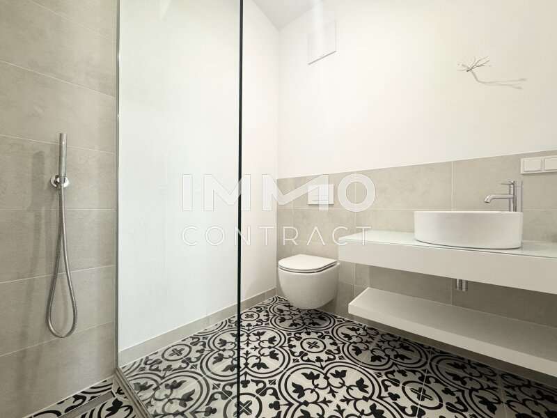 Bad mit Dusche und WC