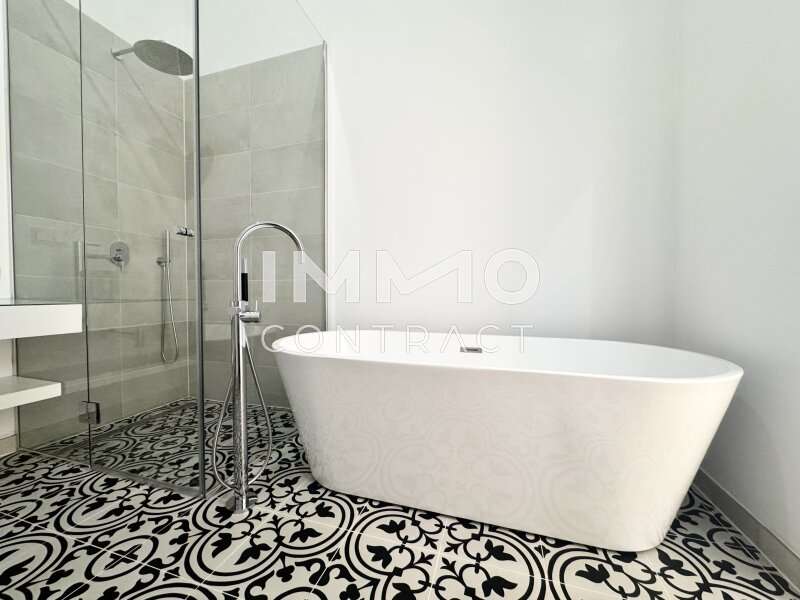 Dachgeschosswohnung Wien: Bad mit Wanne und Dusche Bad mit Wanne und Dusche