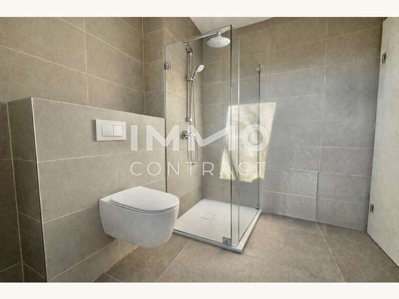 Dachgeschosswohnung Wien: Bad mit Dusche Bad mit Dusche