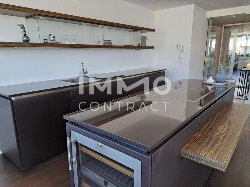 Penthouse Wien: Luxusküche mit Weinschrank Luxusküche mit Weinschrank