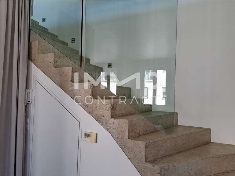 Penthouse Wien: Moderne Treppe in den Privatbereich Moderne Treppe in den Privatbereich
