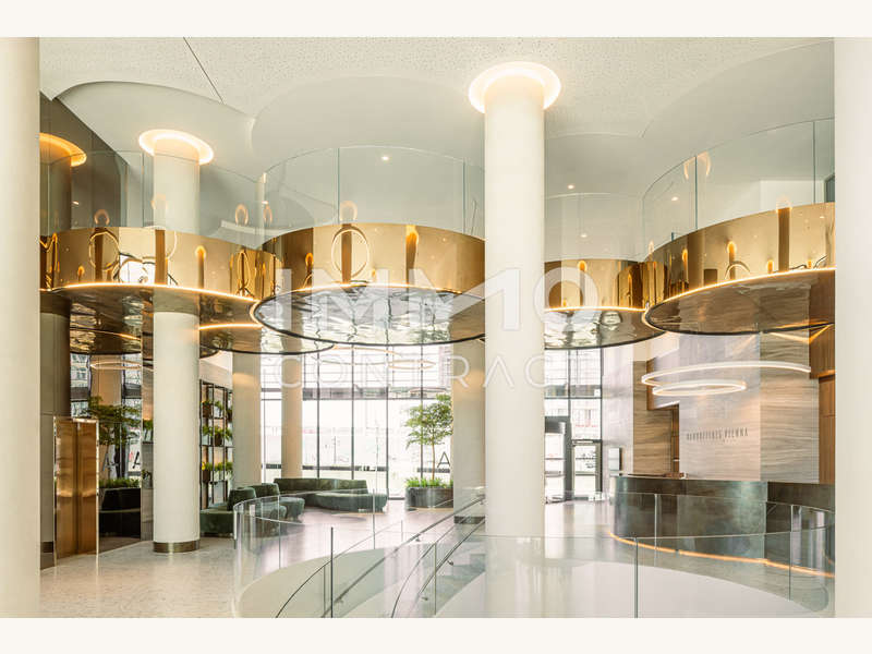 Zweigeschoßige Lobby
