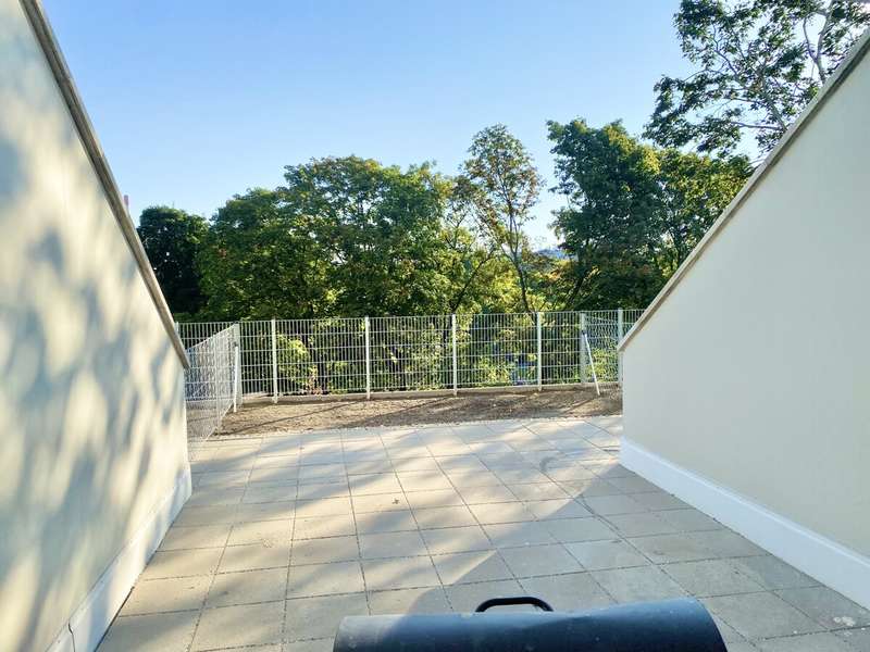 Terrasse und Garten mit Blick ins Grüne 