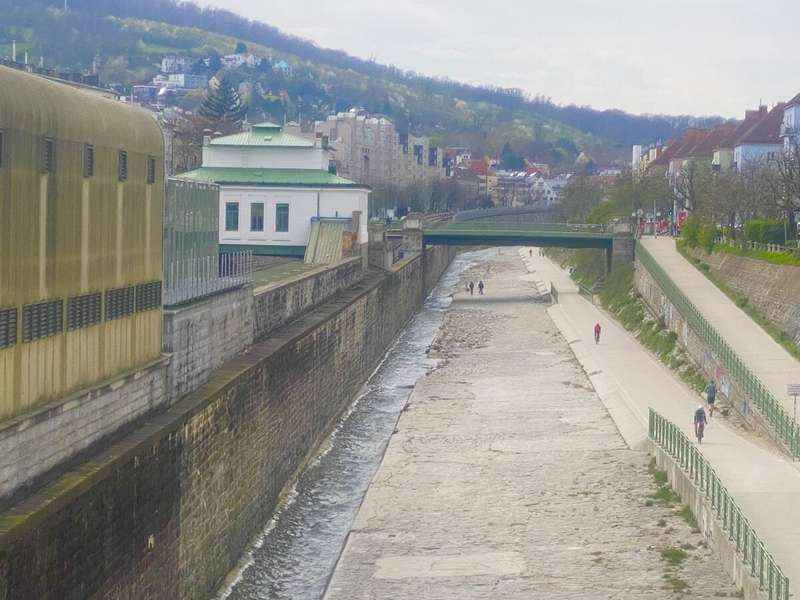 U4 Ober St. Veit 550 m entfernt 