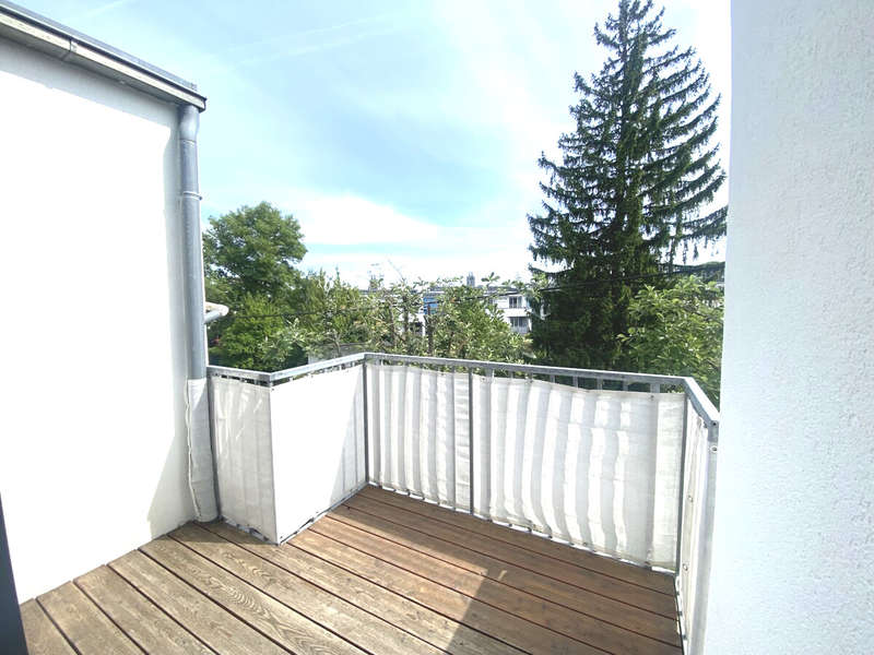 Dachgeschosswohnung Wien: Balkon mit Blick ins Grüne Balkon mit Blick ins Grüne