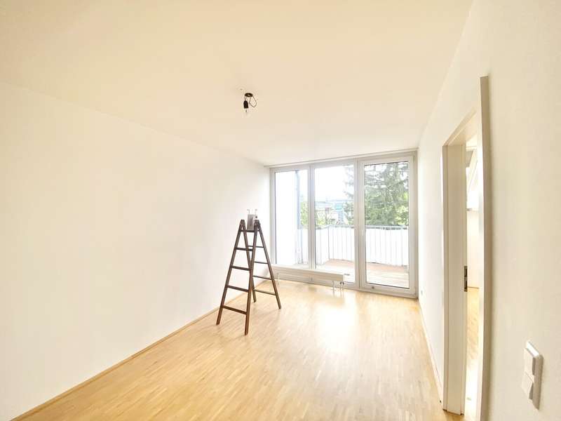 Dachgeschosswohnung Wien: Wohnzimmer mit Ausblick auf Balkon Wohnzimmer mit Ausblick auf Balkon