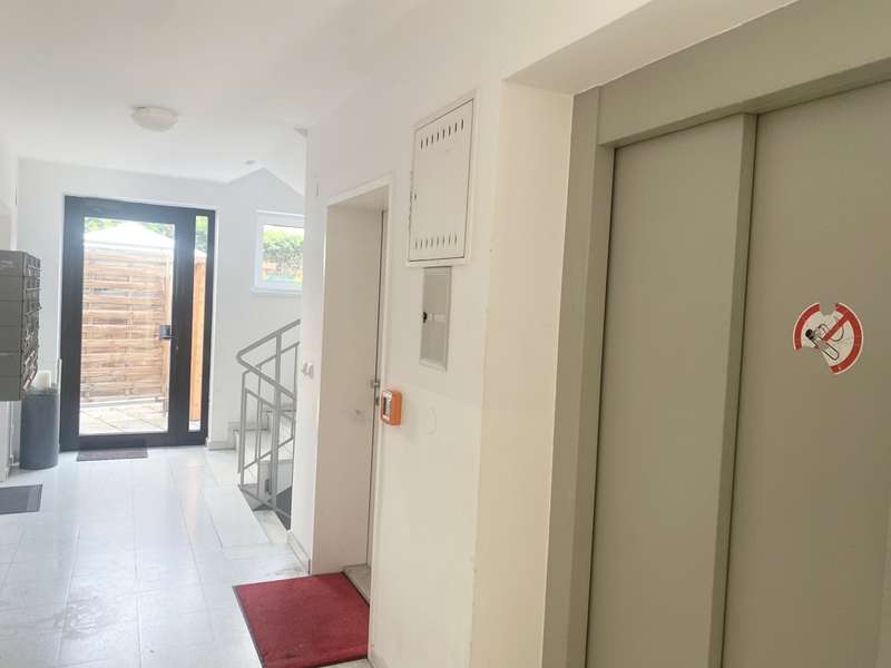 Dachgeschosswohnung Wien: Wohnbereich mit Balkon Wohnbereich mit Balkon
