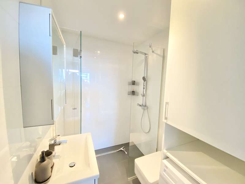 Dachgeschosswohnung Wien: Badezimmer 1 Badezimmer 1