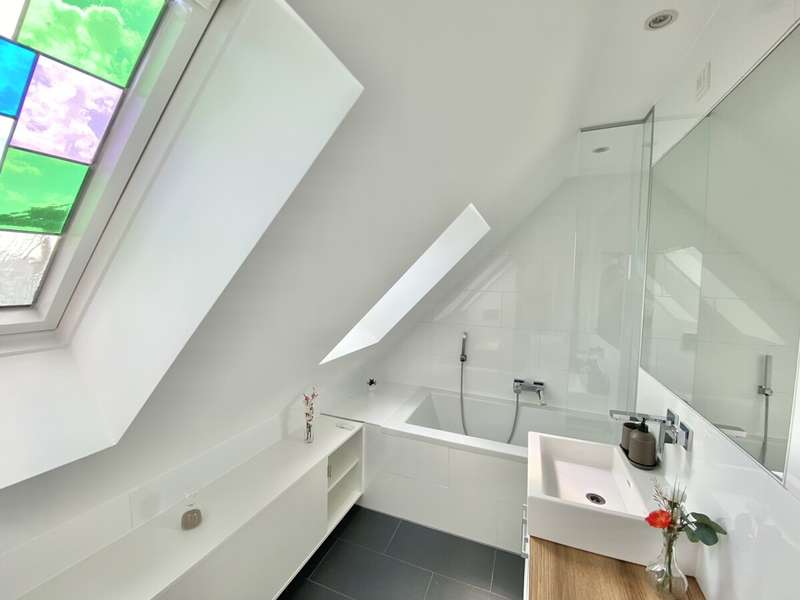Dachgeschosswohnung Wien: 2. Bad mit Badewanne und Tageslicht 2. Bad mit Badewanne und Tageslicht