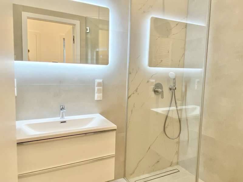 Möbliertes Bad mit Dusche