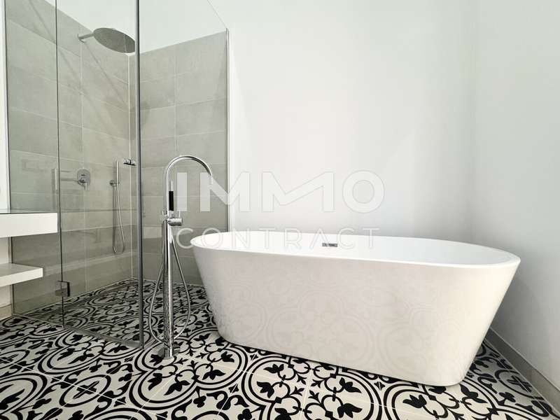 Bad mit Wanne und Dusche