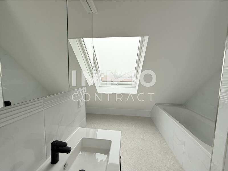 Tageslicht Bad mit Wanne und Dusche