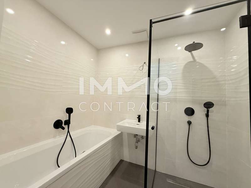 Bad mit Wanne und Dusche