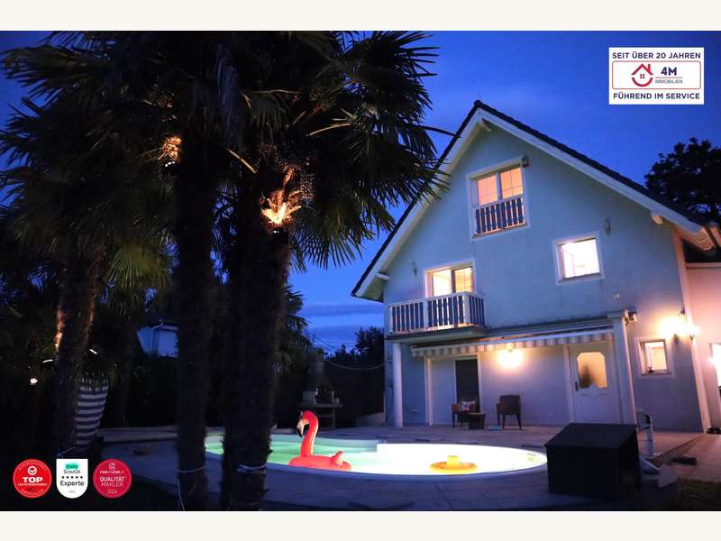 Einfamilienhaus Wien: Pool und Haus bei Nacht (zweite Perspektive) Pool und Haus bei Nacht (zweite Perspektive)