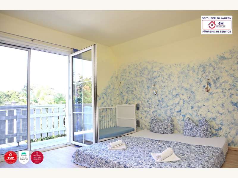 Einfamilienhaus Wien: Schlafzimmer mit Balkon und Garderobe Schlafzimmer mit Balkon und Garderobe