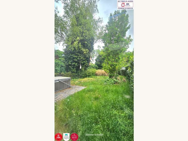 Einfamilienhaus Wien: Garten hinter dem Haus mit Whirlpool Garten hinter dem Haus mit Whirlpool