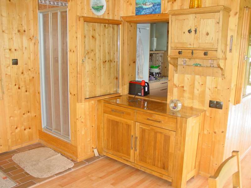 Ferienhaus Langenlebarn-Oberaigen: Dusche und Blick in die Küche Dusche und Blick in die Küche