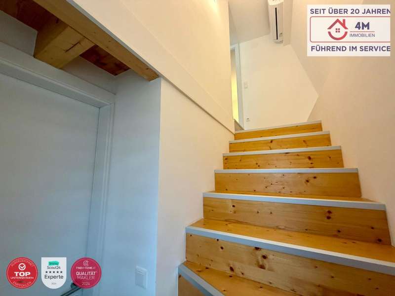 Ferienhaus Wilhelmsburg: Treppenaufgang Treppenaufgang