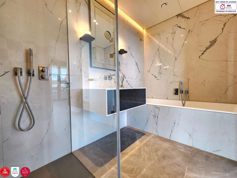 Terrassenwohnung Wien: Badezimmer mit Dusche und Badewanne Badezimmer mit Dusche und Badewanne