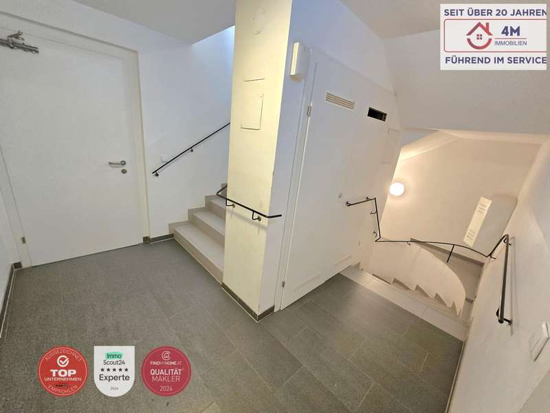 Dachgeschosswohnung Wien: Stiegenhaus - Lift Stiegenhaus - Lift