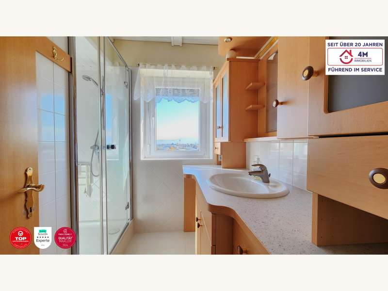 Eigentumswohnung Tulln an der Donau: Badezimmer mit Dusche und Ausblick Badezimmer mit Dusche und Ausblick