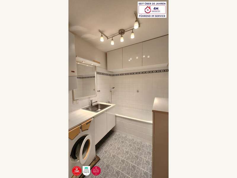 Dachgeschosswohnung Tulln an der Donau: Bad mit Wanne unten Bad mit Wanne unten