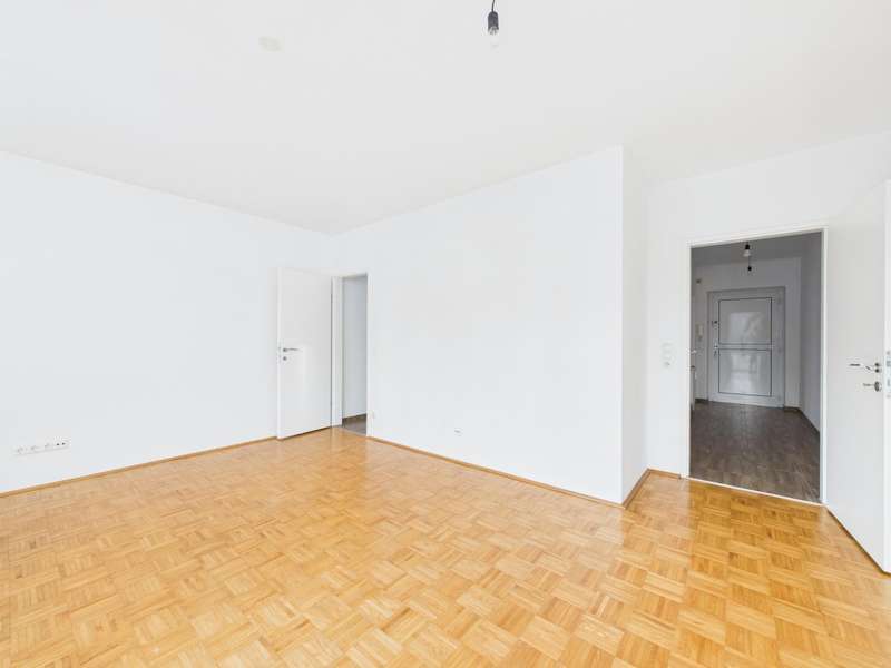 CAM04191G0-PR0077-STILL003