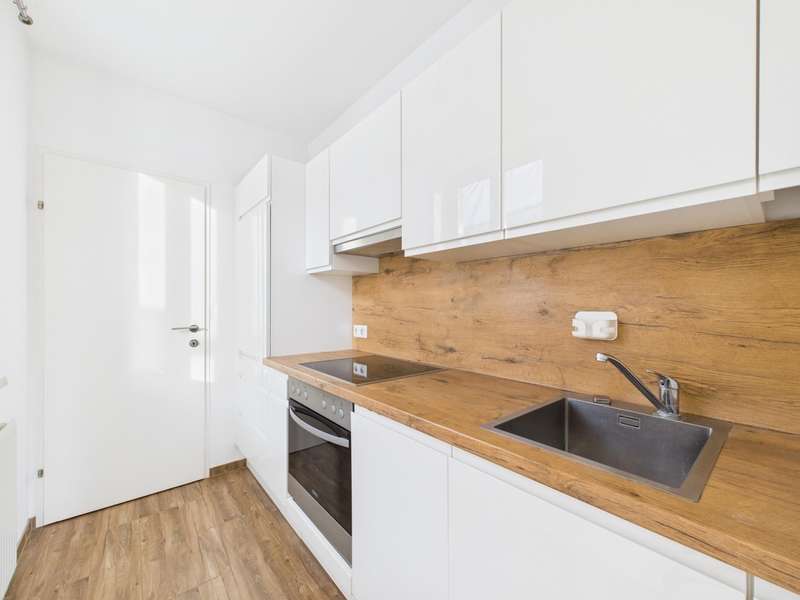 CAM04191G0-PR0077-STILL005