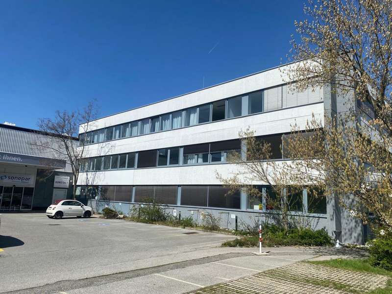 Ansicht von Aussen mit Parkplätzen