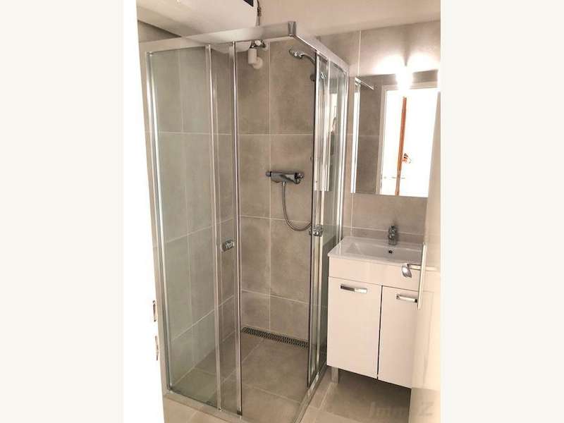 neusaniertes Badezimmer