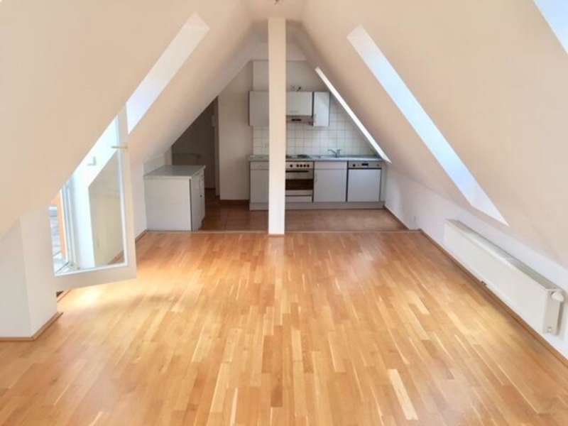 Dachgeschosswohnung Graz: Wohn-Ess-Küchenbereich mit Ausgang zur... Wohn-Ess-Küchenbereich mit Ausgang zur...