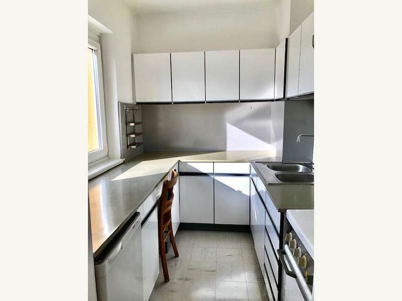 möblierte Küche mit Fenster